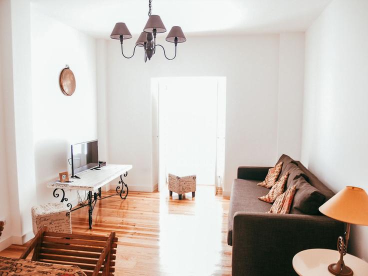 Elegante sala de estar con mobiliario moderno en un apartamento en Building Beco do Forno do Castelo - go-to-house-lisbon - 1288598 - LIS en Santa Maria Maior, Lisbon