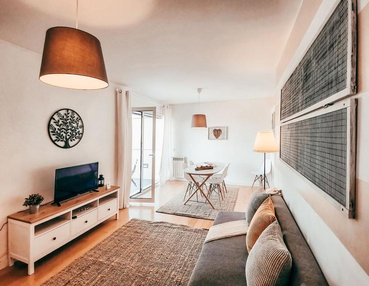 Salle de séjour élégante avec mobilier moderne dans un appartement à Building Rua do Volga - go-to-house-lisbon - 1301806 - LIS à Parque das Nações, Lisbon