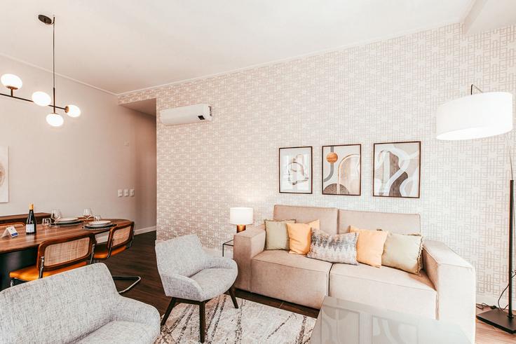 Campo de Ourique, Lisbon에 위치한 Building Rua Silva Carvalho - go-to-house-lisbon - 1288615 - LIS 유닛의 세련된 인테리어가 돋보이는 거실