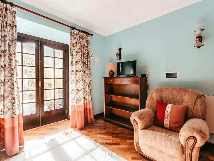 Salle de séjour élégante avec mobilier moderne dans un appartement à Building Caminho do Rio Velho - go-to-house-lisbon - 1288617 - LIS à Colares, Colares