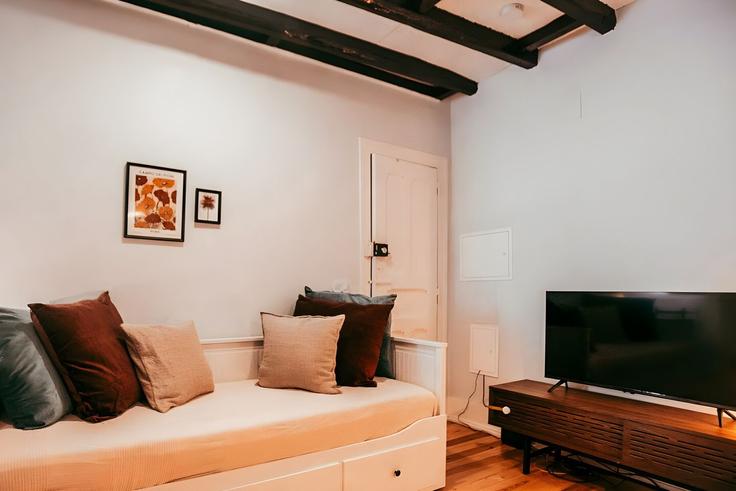 Elegant gestaltetes Wohnzimmer mit moderner Einrichtung in einer Wohnung im Building Travessa de São Pedro - go-to-house-lisbon - 1301807 - LIS in Misericórdia, Lisbon