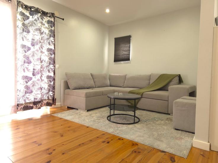 Salle de séjour élégante avec mobilier moderne dans un appartement à Building Rua Moço Chamador - go-to-house-lisbon - 1363984 à Santiago, Sesimbra