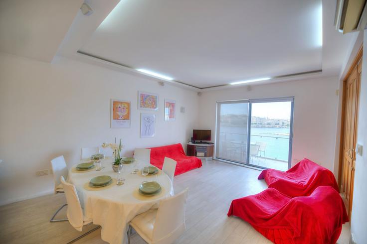 Sliema SliemaのBuilding Dolphin Court - gobnb-ltd - 1329170のアパートメントにある、モダンな家具を備えたエレガントなデザインのリビングルーム Sliema SliemaのBuilding Dolphin Court - gobnb-ltd - 1329170のアパートメントにある、モダンな家具を備えたエレガントなデザインのリビングルーム