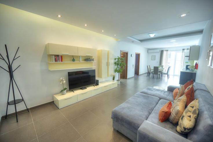 Sliema SliemaのBuilding Saint Ignatius Junction - gobnb-ltd - 1329157のアパートメントにある、モダンな家具を備えたエレガントなデザインのリビングルーム Sliema SliemaのBuilding Saint Ignatius Junction - gobnb-ltd - 1329157のアパートメントにある、モダンな家具を備えたエレガントなデザインのリビングルーム