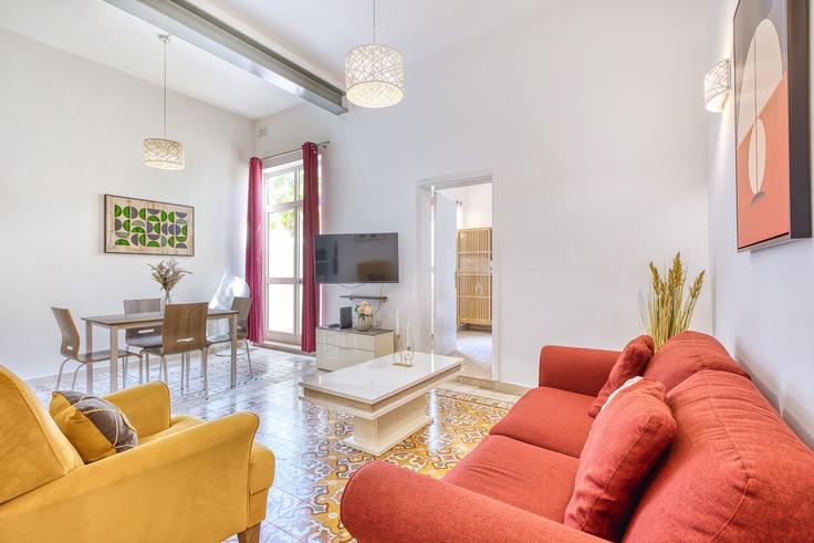 Building Telgha Ta Birkirkara - gobnb-ltd - 1329194 adresindeki bir dairede modern mobilyalarla zarif bir şekilde tasarlanmış oturma odası St. Julian's, St. Julian's Building Telgha Ta Birkirkara - gobnb-ltd - 1329194 adresindeki bir dairede modern mobilyalarla zarif bir şekilde tasarlanmış oturma odası St. Julian's, St. Julian's