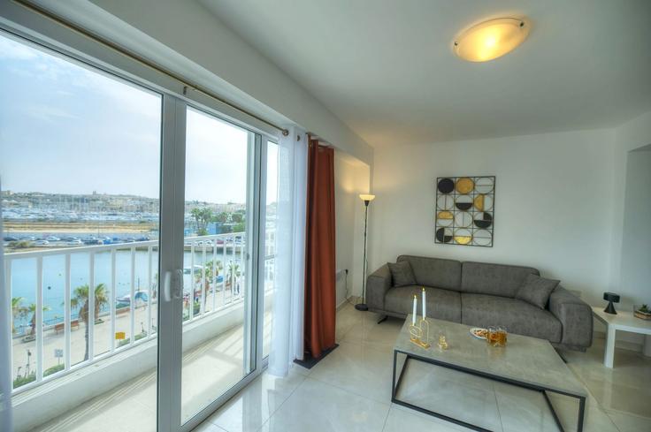 Sala de estar elegantemente projetada com móveis modernos em um apartamento no Building Triq Ix - Xatt - gobnb-ltd - 1329204 em Gżira, Gżira Sala de estar elegantemente projetada com móveis modernos em um apartamento no Building Triq Ix - Xatt - gobnb-ltd - 1329204 em Gżira, Gżira