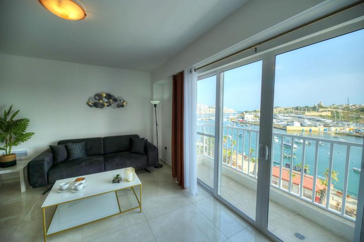 Elegant gestaltetes Wohnzimmer mit moderner Einrichtung in einer Wohnung im Building Triq Ix - Xatt - gobnb-ltd - 1329190 in Gżira, Gżira Elegant gestaltetes Wohnzimmer mit moderner Einrichtung in einer Wohnung im Building Triq Ix - Xatt - gobnb-ltd - 1329190 in Gżira, Gżira