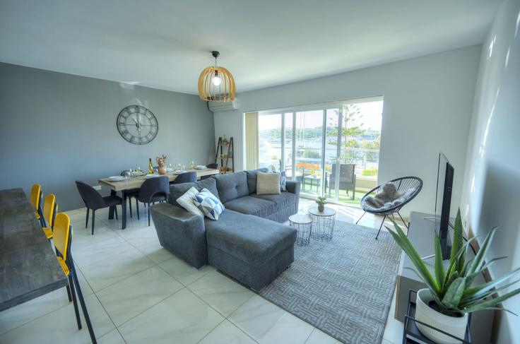 Building Tigné Seafront - gobnb-ltd - 1329183 adresindeki bir dairede modern mobilyalarla zarif bir şekilde tasarlanmış oturma odası Sliema, Sliema Building Tigné Seafront - gobnb-ltd - 1329183 adresindeki bir dairede modern mobilyalarla zarif bir şekilde tasarlanmış oturma odası Sliema, Sliema