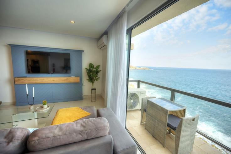 Building Tower Road - gobnb-ltd - 1329247 adresindeki bir dairede modern mobilyalarla zarif bir şekilde tasarlanmış oturma odası Sliema, Sliema