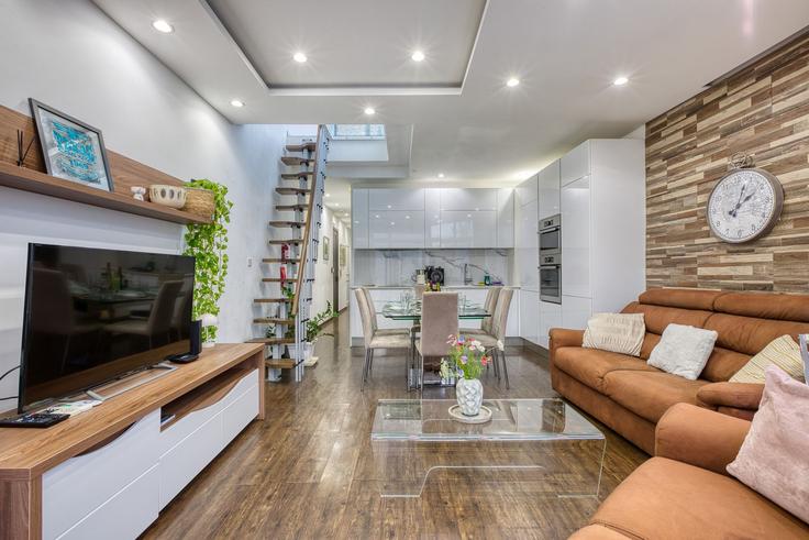 Elegante sala de estar con mobiliario moderno en un apartamento en Building Triq Bisazza - gobnb-ltd - 1329244 en Sliema, Sliema Elegante sala de estar con mobiliario moderno en un apartamento en Building Triq Bisazza - gobnb-ltd - 1329244 en Sliema, Sliema