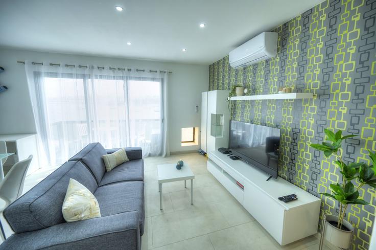 Sliema SliemaのBuilding Triq Ix - Xatt - gobnb-ltd - 1329219のアパートメントにある、モダンな家具を備えたエレガントなデザインのリビングルーム Sliema SliemaのBuilding Triq Ix - Xatt - gobnb-ltd - 1329219のアパートメントにある、モダンな家具を備えたエレガントなデザインのリビングルーム