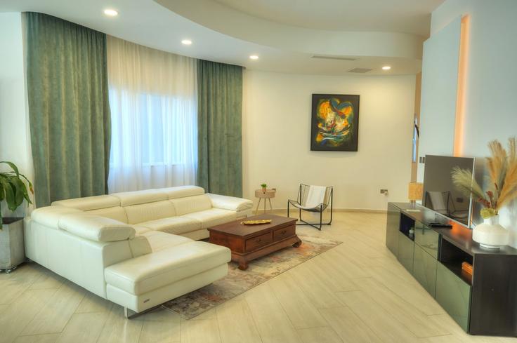Swieqi SwieqiのBuilding Il-Giebja - gobnb-ltd - 1329242のアパートメントにある、モダンな家具を備えたエレガントなデザインのリビングルーム Swieqi SwieqiのBuilding Il-Giebja - gobnb-ltd - 1329242のアパートメントにある、モダンな家具を備えたエレガントなデザインのリビングルーム