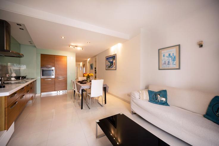 Salle de séjour élégante avec mobilier moderne dans un appartement à Building Church Street - gobnb-ltd - 1329268 à St. Julian's, St. Julian's