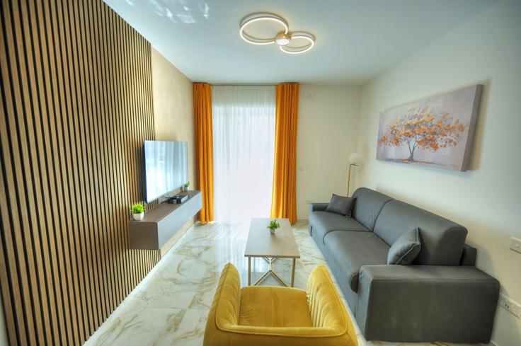Elegant gestaltetes Wohnzimmer mit moderner Einrichtung in einer Wohnung im Building Triq Paceville - gobnb-ltd - 1329264 in St. Julian's, St. Julian's Elegant gestaltetes Wohnzimmer mit moderner Einrichtung in einer Wohnung im Building Triq Paceville - gobnb-ltd - 1329264 in St. Julian's, St. Julian's