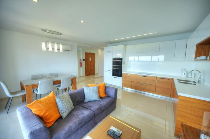 Salle de séjour élégante avec mobilier moderne dans un appartement à Building Tower Road - gobnb-ltd - 1329235 à St. Julian's, St. Julian's