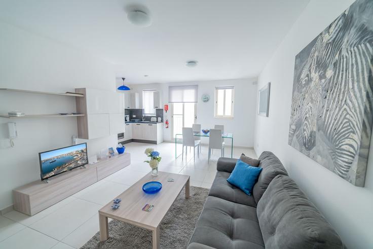 Sala de estar elegantemente projetada com móveis modernos em um apartamento no Building Triq Manoel De Vilhena - gobnb-ltd - 1329291 em Gżira, Gżira Sala de estar elegantemente projetada com móveis modernos em um apartamento no Building Triq Manoel De Vilhena - gobnb-ltd - 1329291 em Gżira, Gżira