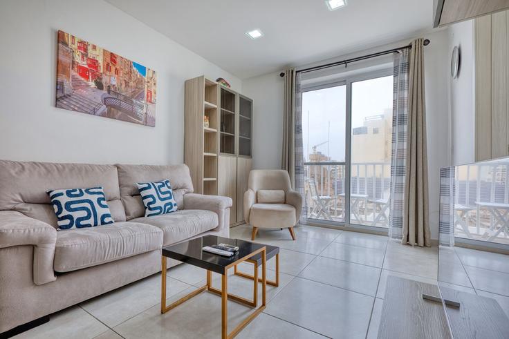 Elegant gestaltetes Wohnzimmer mit moderner Einrichtung in einer Wohnung im Building Triq Sant' Antnin - gobnb-ltd - 1458900 in Sliema, Sliema Elegant gestaltetes Wohnzimmer mit moderner Einrichtung in einer Wohnung im Building Triq Sant' Antnin - gobnb-ltd - 1458900 in Sliema, Sliema