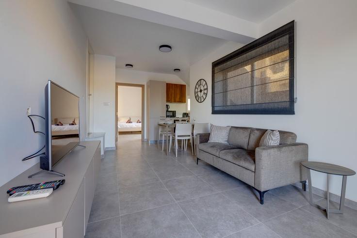 San Ġwann San ĠwannのBuilding Hyzler - gobnb-ltd - 1497702のアパートメントにある、モダンな家具を備えたエレガントなデザインのリビングルーム San Ġwann San ĠwannのBuilding Hyzler - gobnb-ltd - 1497702のアパートメントにある、モダンな家具を備えたエレガントなデザインのリビングルーム