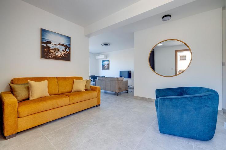 San Ġwann San ĠwannのBuilding Ugo Carbonaro - gobnb-ltd - 1497709のアパートメントにある、モダンな家具を備えたエレガントなデザインのリビングルーム San Ġwann San ĠwannのBuilding Ugo Carbonaro - gobnb-ltd - 1497709のアパートメントにある、モダンな家具を備えたエレガントなデザインのリビングルーム