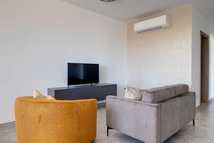 Elegant gestaltetes Wohnzimmer mit moderner Einrichtung in einer Wohnung im Building Hyzler - gobnb-ltd - 1497708 in San Ġwann, San Ġwann