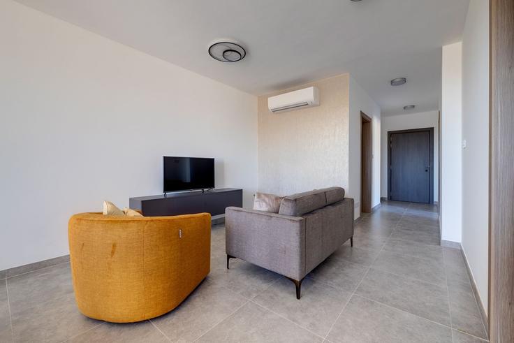 Elegant gestaltetes Wohnzimmer mit moderner Einrichtung in einer Wohnung im Building Hyzler - gobnb-ltd - 1497705 in San Ġwann, San Ġwann