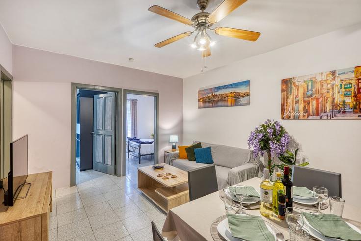 Salle de séjour élégante avec mobilier moderne dans un appartement à Building Triq Tal-bilbel - gobnb-ltd - 1539768 à St. Paul's Bay, St. Paul's Bay Salle de séjour élégante avec mobilier moderne dans un appartement à Building Triq Tal-bilbel - gobnb-ltd - 1539768 à St. Paul's Bay, St. Paul's Bay