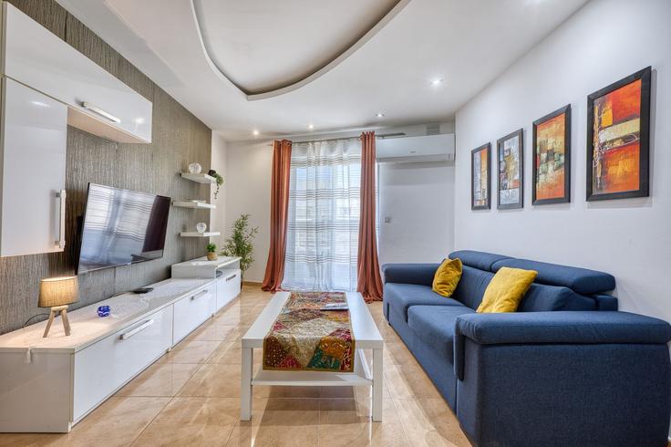 Elegant gestaltetes Wohnzimmer mit moderner Einrichtung in einer Wohnung im Building Triq Il-Kbira - gobnb-ltd - 1539765 in Mellieħa, Mellieħa