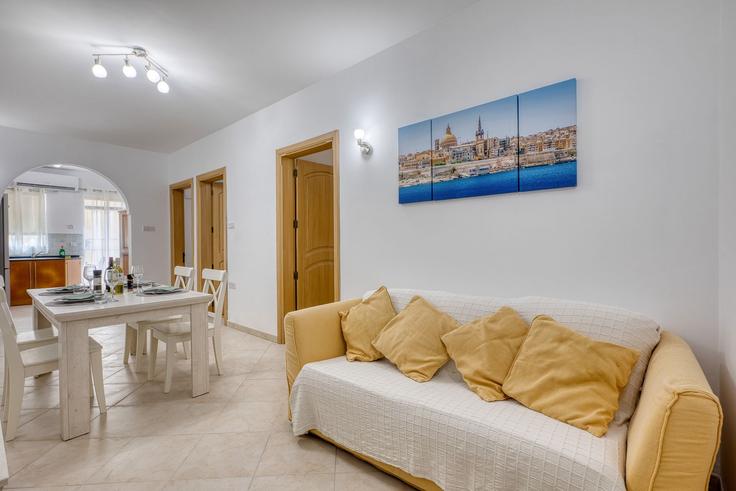 Salle de séjour élégante avec mobilier moderne dans un appartement à Building Triq l-Alka - gobnb-ltd - 1539766 à St. Paul's Bay, St. Paul's Bay Salle de séjour élégante avec mobilier moderne dans un appartement à Building Triq l-Alka - gobnb-ltd - 1539766 à St. Paul's Bay, St. Paul's Bay