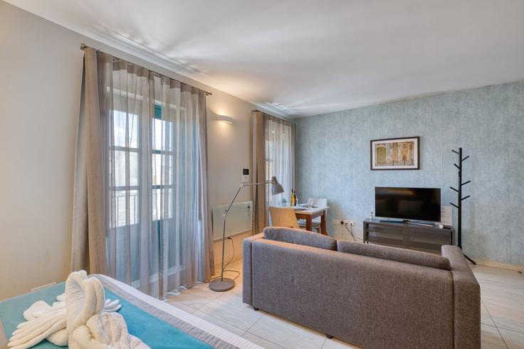 Sala de estar elegantemente projetada com móveis modernos em um apartamento no Building 84 St. Vincent Street - gobnb-ltd - 1571226 em Sliema, Sliema Sala de estar elegantemente projetada com móveis modernos em um apartamento no Building 84 St. Vincent Street - gobnb-ltd - 1571226 em Sliema, Sliema