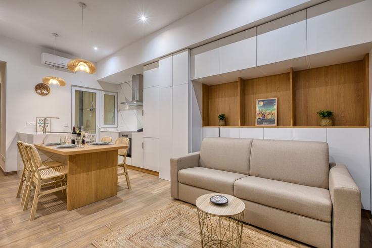 Elegant gestaltetes Wohnzimmer mit moderner Einrichtung in einer Wohnung im Building Triq Rodolfu - gobnb-ltd - 1625600 in Sliema, Sliema Elegant gestaltetes Wohnzimmer mit moderner Einrichtung in einer Wohnung im Building Triq Rodolfu - gobnb-ltd - 1625600 in Sliema, Sliema