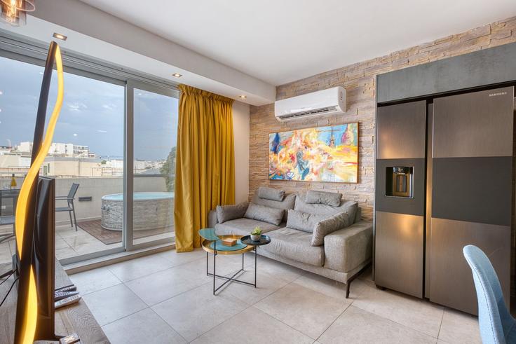 Msida MsidaのBuilding Triq Il- Kuncizzjoni - gobnb-ltd - 1610168のアパートメントにある、モダンな家具を備えたエレガントなデザインのリビングルーム