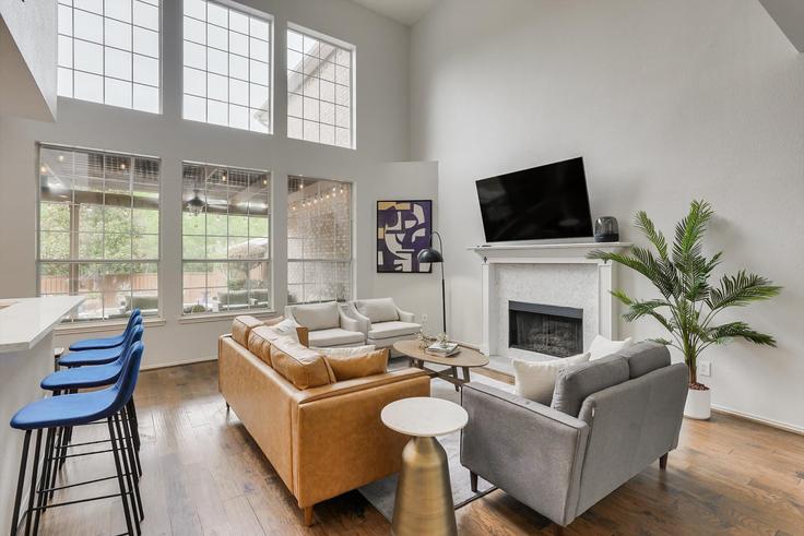 Mesquite MesquiteのBuilding Wildflower Lane - goldnest - 1019554 - DFWのアパートメントにある、モダンな家具を備えたエレガントなデザインのリビングルーム