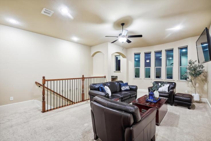 Salle de séjour élégante avec mobilier moderne dans un appartement à Building Liberty Grove Road - goldnest - 1019652 - DFW à Rowlett, Rowlett