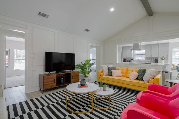 Elegant gestaltetes Wohnzimmer mit moderner Einrichtung in einer Wohnung im Building East Spring Valley Road - goldnest - 1019484 - DFW in Richardson, Richardson