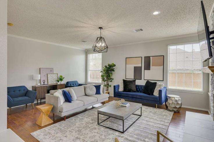 Building Brookhaven Drive - goldnest - 1019490 adresindeki bir dairede modern mobilyalarla zarif bir şekilde tasarlanmış oturma odası Rowlett, Rowlett