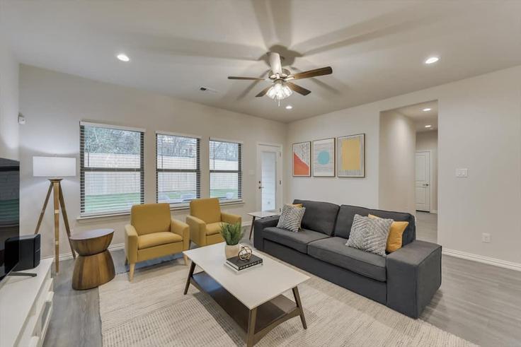 Elegante sala de estar con mobiliario moderno en un apartamento en Building Doyle Avenue - goldnest - 1019524 en Dallas, Dallas Elegante sala de estar con mobiliario moderno en un apartamento en Building Doyle Avenue - goldnest - 1019524 en Dallas, Dallas