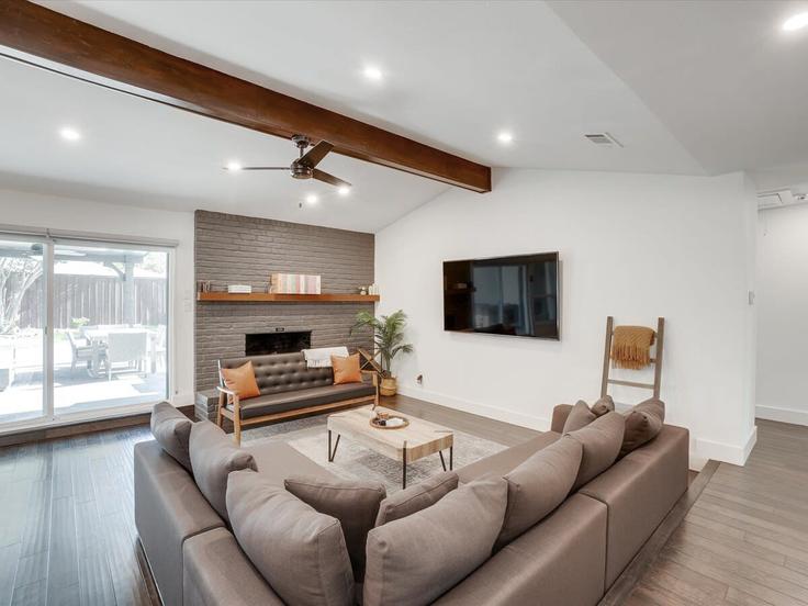 Elegante sala de estar con mobiliario moderno en un apartamento en Building Plateau Drive - goldnest - 1019536 - DFW en Plano, Plano