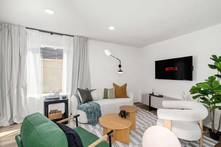 Elegante sala de estar con mobiliario moderno en un apartamento en Building North Peak Street - goldnest - 1044686 - DFW en Dallas, Dallas