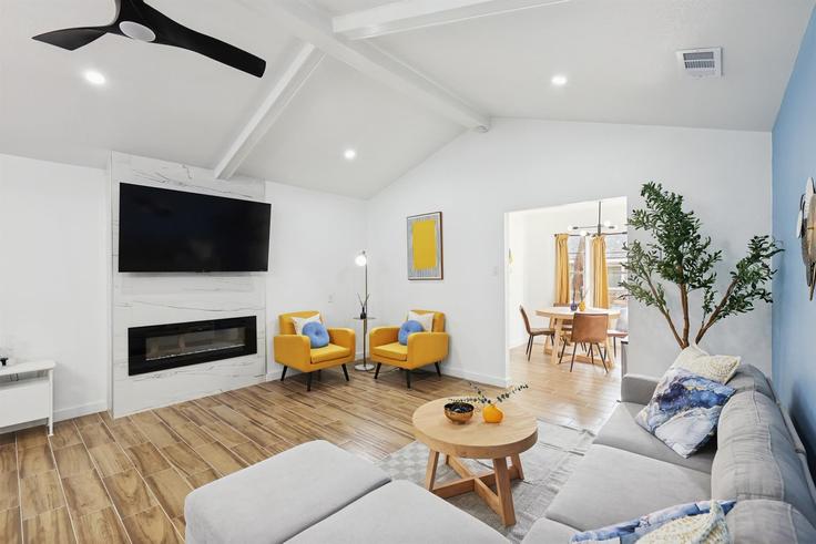 Salle de séjour élégante avec mobilier moderne dans un appartement à Building Briarwood Lane - goldnest - 1051607 - DFW à DeSoto, DeSoto Salle de séjour élégante avec mobilier moderne dans un appartement à Building Briarwood Lane - goldnest - 1051607 - DFW à DeSoto, DeSoto