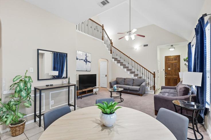 Dallas, Dallas에 위치한 Building Timberbrook Lane - goldnest - 1302350 - DFW 아파트의 세련된 인테리어가 돋보이는 거실