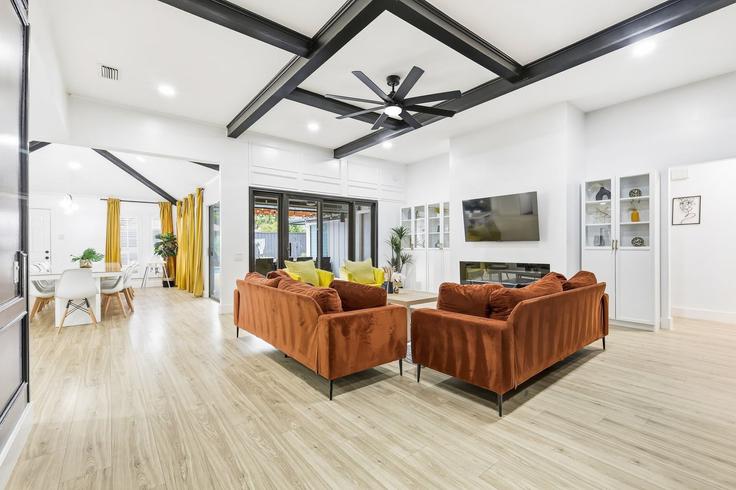 Elegante sala de estar con mobiliario moderno en un apartamento en Building Trilogy Drive - goldnest - 1019593 - DFW en Plano, Plano Elegante sala de estar con mobiliario moderno en un apartamento en Building Trilogy Drive - goldnest - 1019593 - DFW en Plano, Plano