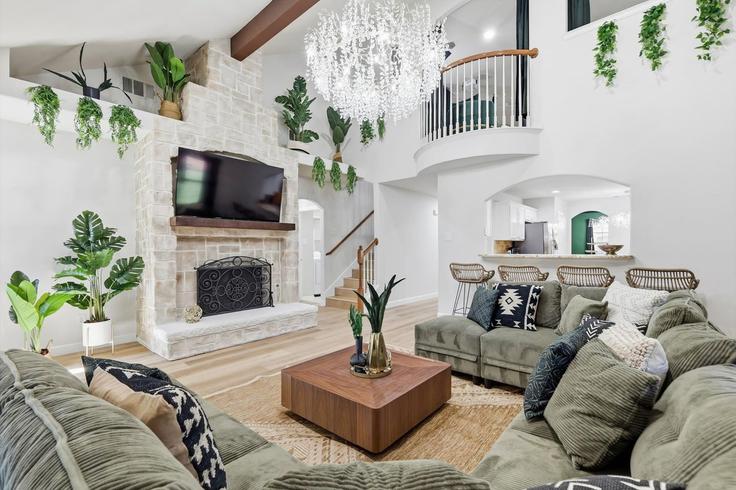 Building Rosewood Boulevard - goldnest - 1338746 adresindeki bir dairede modern mobilyalarla zarif bir şekilde tasarlanmış oturma odası McKinney, McKinney Building Rosewood Boulevard - goldnest - 1338746 adresindeki bir dairede modern mobilyalarla zarif bir şekilde tasarlanmış oturma odası McKinney, McKinney