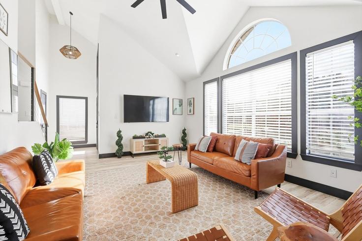 Dallas DallasのBuilding Knoll Ridge Drive - goldnest - 1343745のアパートメントにある、モダンな家具を備えたエレガントなデザインのリビングルーム