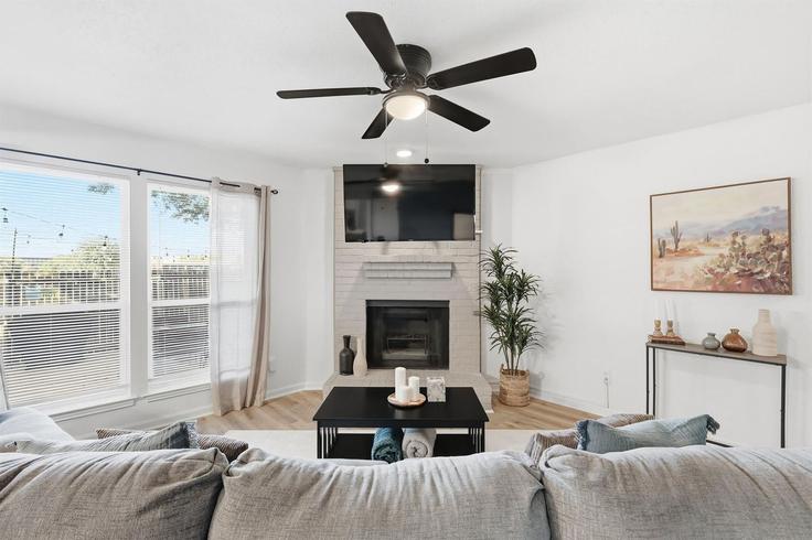 Elegante sala de estar con mobiliario moderno en un apartamento en Building East Arkansas Lane - goldnest - 1346354 en Arlington, Arlington Elegante sala de estar con mobiliario moderno en un apartamento en Building East Arkansas Lane - goldnest - 1346354 en Arlington, Arlington