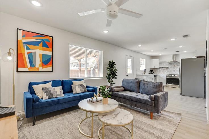 Building Limerick Lane - goldnest - 1346355 adresindeki bir dairede modern mobilyalarla zarif bir şekilde tasarlanmış oturma odası North Richland Hills, North Richland Hills Building Limerick Lane - goldnest - 1346355 adresindeki bir dairede modern mobilyalarla zarif bir şekilde tasarlanmış oturma odası North Richland Hills, North Richland Hills