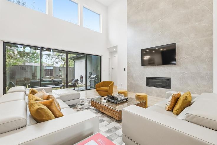 Dallas DallasのBuilding Highgrove Drive - goldnest - 1353128のアパートメントにある、モダンな家具を備えたエレガントなデザインのリビングルーム Dallas DallasのBuilding Highgrove Drive - goldnest - 1353128のアパートメントにある、モダンな家具を備えたエレガントなデザインのリビングルーム