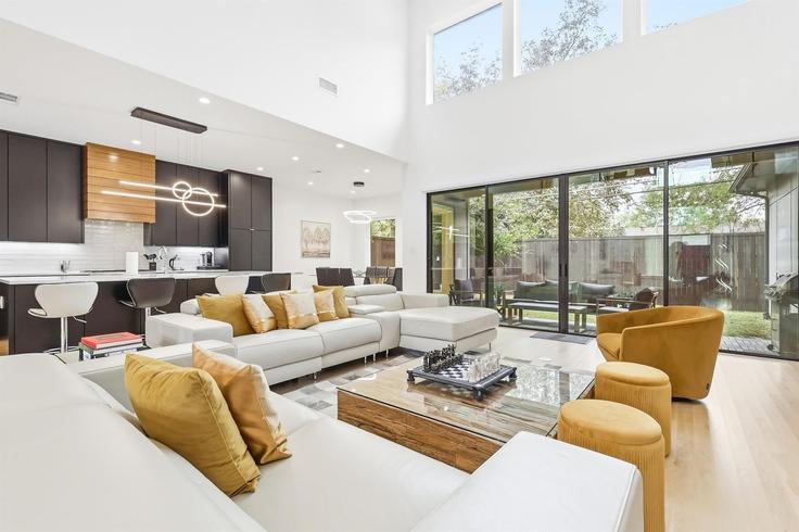 Salle de séjour élégante avec mobilier moderne dans un appartement à Building Highgrove Drive - goldnest - 1353128 à Dallas, Dallas Salle de séjour élégante avec mobilier moderne dans un appartement à Building Highgrove Drive - goldnest - 1353128 à Dallas, Dallas