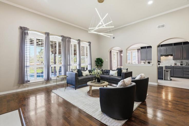 Sala de estar elegantemente projetada com móveis modernos em um apartamento no Building Golfside Drive - goldnest - 1356856 em Frisco, Frisco