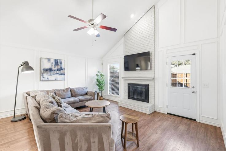 Elegant gestaltetes Wohnzimmer mit moderner Einrichtung in einer Wohnung im Building Arbuckle Drive - goldnest - 1369225 in Plano, Plano Elegant gestaltetes Wohnzimmer mit moderner Einrichtung in einer Wohnung im Building Arbuckle Drive - goldnest - 1369225 in Plano, Plano