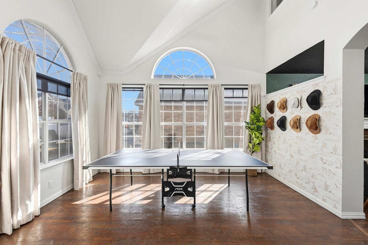 Salle de séjour élégante avec mobilier moderne dans un appartement à Building Christy Lane - goldnest - 1404251 à Haltom City, Haltom City Salle de séjour élégante avec mobilier moderne dans un appartement à Building Christy Lane - goldnest - 1404251 à Haltom City, Haltom City